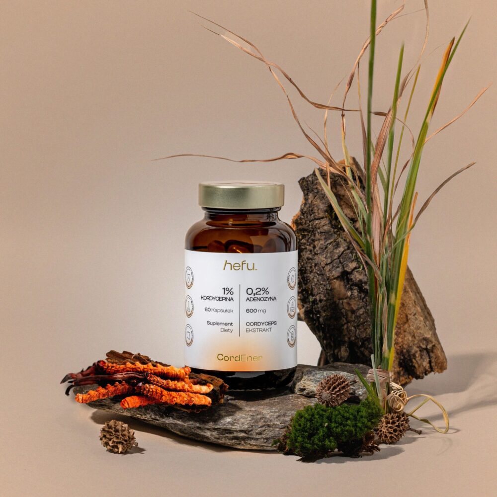 Szklana butelka suplementu Hefu CordEner z ekstraktem z Cordyceps sinensis (maczużnik bojowy) z elementami natury - wsparcie energię, wydolności i regeneracji organizmu.