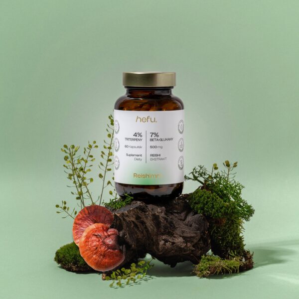Nutraceutyk Hefu ReishImm z ekstraktem z Reishi (lakownica żółtawa) w aranżacji z naturalnymi elementami – wsparcie odporności, snu i równowagi.